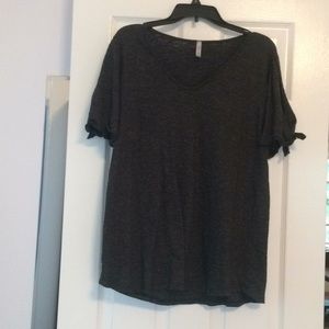 Short sleeves peek of arm with tie